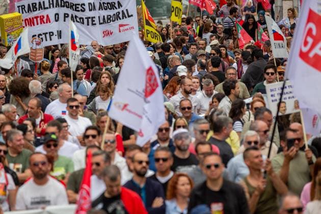 National General Strike in Porto, Portugal - 03 Jun 2026 Demonstrators gather with union banners during the national general strike at Avenida dos Aliados. Demonstrators gathered at Praça da Batalha and Avenida dos Aliados for a national general strike. Union groups, workers and supporters marched with banners, flags and handwritten signs criticizing the government’s proposed labour reforms and calling for improved working conditions, higher wages and stronger public services. The protest featured megaphones, flares and visual messages reflecting broad mobilization across the city. Porto Portugal Copyright: xDiogoxBaptistax xSOPAxImagesx DB_20260603GREVEGERALPORTO_0022
