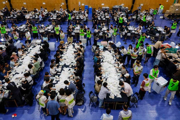 Nationwide local election vote count begins in South Korea Election officials sort ballots transferred from polling stations for the 9th National Simultaneous Local Elections at a vote-counting center in Seoul, South Korea, on June 03, 2026. Seoul South Korea  Copyright: xMatrixxImages JungxUi-Chelx