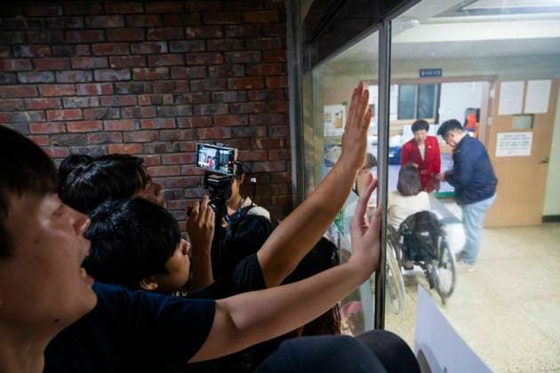 June 4, 2026, Seoul, South Korea: Far-right protesters surround a voting center and block its workers from sending ballots for counting in South KoreaÃ¢â‚¬â ¢s local elections, on Thursday, June 4, 2026 in Seoul, South Korea. Some people were unable to vote because several voting centers ran out of ballots; the National Election Commission admitted to not printing enough paper ballots for the election, which will determine several crucial local races, including the mayors of Seoul and Busan. Seoul South Korea - ZUMAh163 20260604_znp_h163_003 Copyright: xJintakxHanx