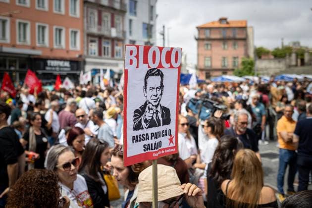 June 3, 2026, Porto, Portugal: Protesters gather at Praca da Batalha during the national general strike. Demonstrators gathered at Praca da Batalha and Avenida dos Aliados for a national general strike. Union groups, workers and supporters marched with banners, flags and handwritten signs criticizing the government™s proposed labour reforms and calling for improved working conditions, higher wages and stronger public services. The protest featured megaphones, flares and visual messages reflecting broad mobilization across the city. Porto Portugal  - ZUMAs197 20260603_aaa_s197_031 Copyright: xDiogoxBaptistax