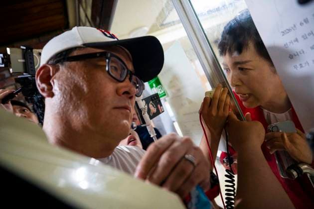 June 4, 2026, Seoul, South Korea: An election official pleads to far-right protesters as they surround a voting center and block its workers from sending ballots for counting in South KoreaÃ¢â‚¬â ¢s local elections, on Thursday, June 4, 2026 in Seoul, South Korea. Some people were unable to vote because several voting centers ran out of ballots; the National Election Commission admitted to not printing enough paper ballots for the election, which will determine several crucial local races, including the mayors of Seoul and Busan. Seoul South Korea  - ZUMAh163 20260604_znp_h163_004 Copyright: xJintakxHanx