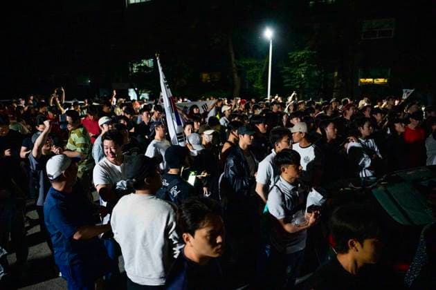 June 4, 2026, Seoul, South Korea: Far-right protesters surround a voting center and block its workers from sending ballots for counting in South KoreaÃ¢â‚¬â ¢s local elections, on Thursday, June 4, 2026 in Seoul, South Korea. Some people were unable to vote because several voting centers ran out of ballots; the National Election Commission admitted to not printing enough paper ballots for the election, which will determine several crucial local races, including the mayors of Seoul and Busan. Seoul South Korea  - ZUMAh163 20260604_znp_h163_006 Copyright: xJintakxHanx