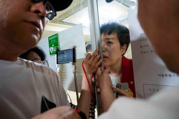 News Bilder des Tages June 4, 2026, Seoul, South Korea: An election official pleads to far-right protesters as they surround a voting center and block its workers from sending ballots for counting in South KoreaÃ¢â‚¬â ¢s local elections, on Thursday, June 4, 2026 in Seoul, South Korea. Some people were unable to vote because several voting centers ran out of ballots; the National Election Commission admitted to not printing enough paper ballots for the election, which will determine several crucial local races, including the mayors of Seoul and Busan. Seoul South Korea  - ZUMAh163 20260604_znp_h163_007 Copyright: xJintakxHanx