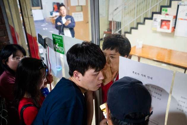 June 4, 2026, Seoul, South Korea: An election official negotiates with far-right protesters as they surround a voting center and block its workers from sending ballots for counting in South KoreaÃ¢â‚¬â ¢s local elections, on Thursday, June 4, 2026 in Seoul, South Korea. Some people were unable to vote because several voting centers ran out of ballots; the National Election Commission admitted to not printing enough paper ballots for the election, which will determine several crucial local races, including the mayors of Seoul and Busan. Seoul South Korea  - ZUMAh163 20260604_znp_h163_008 Copyright: xJintakxHanx