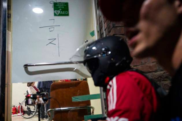 June 4, 2026, Seoul, South Korea: Far-right protesters surround a voting center and block its workers from sending ballots for counting in South KoreaÃ¢â‚¬â ¢s local elections, on Thursday, June 4, 2026 in Seoul, South Korea. Some people were unable to vote because several voting centers ran out of ballots; the National Election Commission admitted to not printing enough paper ballots for the election, which will determine several crucial local races, including the mayors of Seoul and Busan. Seoul South Korea - ZUMAh163 20260604_znp_h163_017 Copyright: xJintakxHanx