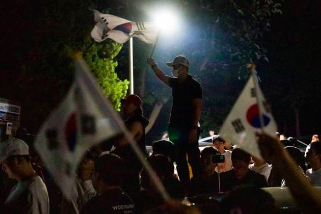 June 4, 2026, Seoul, South Korea: Far-right protesters surround a voting center and block its workers from sending ballots for counting in South KoreaÃ¢â‚¬â ¢s local elections, on Thursday, June 4, 2026 in Seoul, South Korea. Some people were unable to vote because several voting centers ran out of ballots; the National Election Commission admitted to not printing enough paper ballots for the election, which will determine several crucial local races, including the mayors of Seoul and Busan. Seoul South Korea - ZUMAh163 20260604_znp_h163_020 Copyright: xJintakxHanx