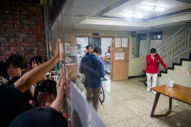 June 4, 2026, Seoul, South Korea: Far-right protesters surround a voting center and block its workers from sending ballots for counting in South KoreaÃ¢â‚¬â ¢s local elections, on Thursday, June 4, 2026 in Seoul, South Korea. Some people were unable to vote because several voting centers ran out of ballots; the National Election Commission admitted to not printing enough paper ballots for the election, which will determine several crucial local races, including the mayors of Seoul and Busan. Seoul South Korea  - ZUMAh163 20260604_znp_h163_011 Copyright: xJintakxHanx