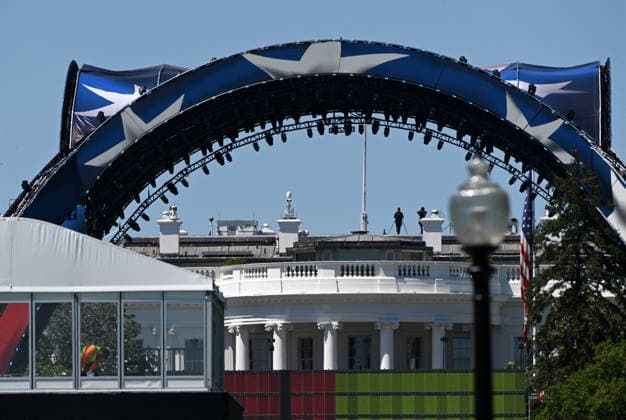 Construction continues for the upcoming UFC match at the White House Construction continues on a venue for the upcoming UFC match on the South Lawn of the White House on June 3, 2026 in Washington, DC. President Donald Trump is hosting a UFC match on the White House grounds for the 250th anniversary of the United States. Photo by Olivier Douliery ABACAPRESS.COM Washington DC United States  Copyright: xDoulieryxOlivier ABACAx