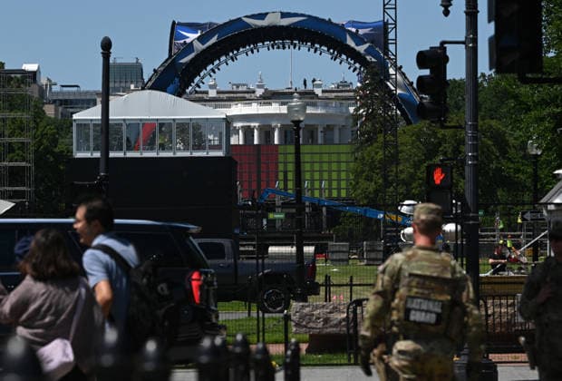 Construction continues for the upcoming UFC match at the White House Construction continues on a venue for the upcoming UFC match on the South Lawn of the White House on June 3, 2026 in Washington, DC. President Donald Trump is hosting a UFC match on the White House grounds for the 250th anniversary of the United States. Photo by Olivier Douliery ABACAPRESS.COM Washington DC United States  Copyright: xDoulieryxOlivier ABACAx