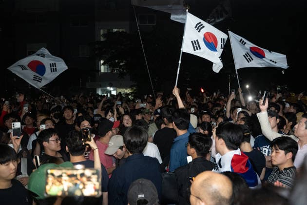 South Korean citizens protest ballot shortage during local elections in Seoul SEOUL, SOUTH KOREA - JUNE 03: Citizens gather to protest a shortage of ballots outside a polling station near the Jamsil Woosung Apartments in Jamsil-dong, Seoul, South Korea on June 03, 2026. The crowd assembled on the official voting day of the 9th Nationwide Simultaneous Local Elections to voice their frustration over the voting disruptions. Hwawon Ceci Lee Anadolu Seoul South Korea. Editorial use only. Please get in touch for any other usage.  Copyright: x2026xAnadoluxHwawonxCecixLeex