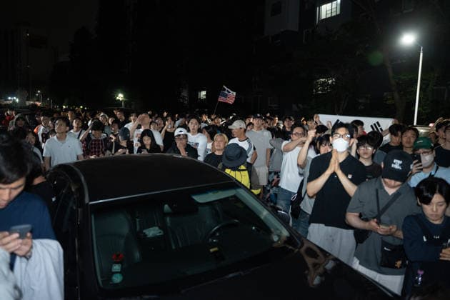 South Korean citizens protest ballot shortage during local elections in Seoul SEOUL, SOUTH KOREA - JUNE 03: Citizens gather to protest a shortage of ballots outside a polling station near the Jamsil Woosung Apartments in Jamsil-dong, Seoul, South Korea on June 03, 2026. The crowd assembled on the official voting day of the 9th Nationwide Simultaneous Local Elections to voice their frustration over the voting disruptions. Hwawon Ceci Lee Anadolu Seoul South Korea. Editorial use only. Please get in touch for any other usage.  Copyright: x2026xAnadoluxHwawonxCecixLeex