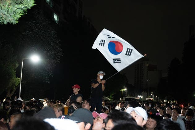 South Korean citizens protest ballot shortage during local elections in Seoul SEOUL, SOUTH KOREA - JUNE 03: Citizens gather to protest a shortage of ballots outside a polling station near the Jamsil Woosung Apartments in Jamsil-dong, Seoul, South Korea on June 03, 2026. The crowd assembled on the official voting day of the 9th Nationwide Simultaneous Local Elections to voice their frustration over the voting disruptions. Hwawon Ceci Lee Anadolu Seoul South Korea. Editorial use only. Please get in touch for any other usage.  Copyright: x2026xAnadoluxHwawonxCecixLeex