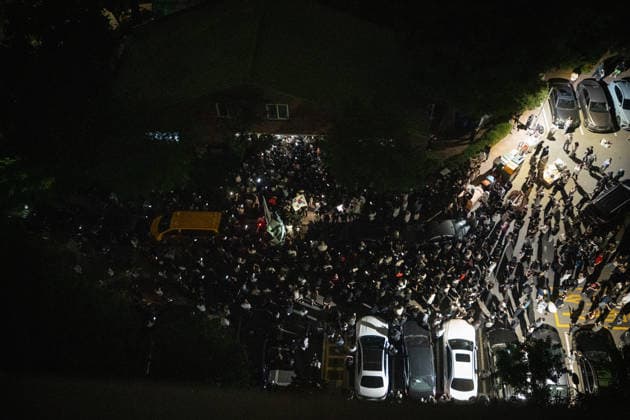 South Korean citizens protest ballot shortage during local elections in Seoul SEOUL, SOUTH KOREA - JUNE 03: Citizens gather to protest a shortage of ballots outside a polling station near the Jamsil Woosung Apartments in Jamsil-dong, Seoul, South Korea on June 03, 2026. The crowd assembled on the official voting day of the 9th Nationwide Simultaneous Local Elections to voice their frustration over the voting disruptions. Hwawon Ceci Lee Anadolu Seoul South Korea. Editorial use only. Please get in touch for any other usage.  Copyright: x2026xAnadoluxHwawonxCecixLeex