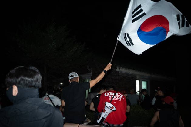 South Korean citizens protest ballot shortage during local elections in Seoul SEOUL, SOUTH KOREA - JUNE 03: Citizens gather to protest a shortage of ballots outside a polling station near the Jamsil Woosung Apartments in Jamsil-dong, Seoul, South Korea on June 03, 2026. The crowd assembled on the official voting day of the 9th Nationwide Simultaneous Local Elections to voice their frustration over the voting disruptions. Hwawon Ceci Lee Anadolu Seoul South Korea. Editorial use only. Please get in touch for any other usage.  Copyright: x2026xAnadoluxHwawonxCecixLeex