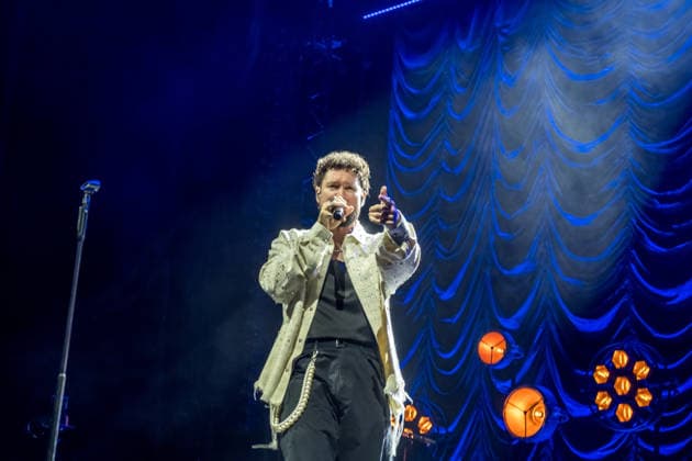 Calum Scott tritt am 3. Juni 2026 im Rahmen seiner The Avenoir Tour in der QUARTERBACK Immobilien ARENA in Leipzig auf. Rund 4.500 Zuschauer verfolgten das Konzert des britischen Sängers und Songwriters, der unter anderem die Hits You Are The Reason, Dancing On My Own, Biblical und No Matter What sowie aktuelle Songs seines neuen Albums präsentierte. Bekannt wurde Scott 2015 durch seine Teilnahme an der britischen Castingshow Britain™s Got Talent, wo er mit seiner Interpretation von Dancing On My Own den Golden Buzzer erhielt und international Aufmerksamkeit erlangte. Calum Scott Leipzig *** Calum Scott performs at the QUARTERBACK Immobilien ARENA in Leipzig on June 3, 2026 as part of his The Av