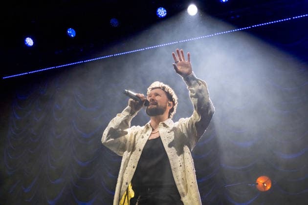 Calum Scott tritt am 3. Juni 2026 im Rahmen seiner The Avenoir Tour in der QUARTERBACK Immobilien ARENA in Leipzig auf. Rund 4.500 Zuschauer verfolgten das Konzert des britischen Sängers und Songwriters, der unter anderem die Hits You Are The Reason, Dancing On My Own, Biblical und No Matter What sowie aktuelle Songs seines neuen Albums präsentierte. Bekannt wurde Scott 2015 durch seine Teilnahme an der britischen Castingshow Britain™s Got Talent, wo er mit seiner Interpretation von Dancing On My Own den Golden Buzzer erhielt und international Aufmerksamkeit erlangte. Calum Scott Leipzig *** Calum Scott performs at the QUARTERBACK Immobilien ARENA in Leipzig on June 3, 2026 as part of his The Av