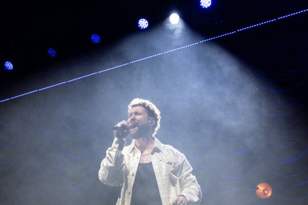 Calum Scott tritt am 3. Juni 2026 im Rahmen seiner The Avenoir Tour in der QUARTERBACK Immobilien ARENA in Leipzig auf. Rund 4.500 Zuschauer verfolgten das Konzert des britischen Sängers und Songwriters, der unter anderem die Hits You Are The Reason, Dancing On My Own, Biblical und No Matter What sowie aktuelle Songs seines neuen Albums präsentierte. Bekannt wurde Scott 2015 durch seine Teilnahme an der britischen Castingshow Britain™s Got Talent, wo er mit seiner Interpretation von Dancing On My Own den Golden Buzzer erhielt und international Aufmerksamkeit erlangte. Calum Scott Leipzig *** Calum Scott performs at the QUARTERBACK Immobilien ARENA in Leipzig on June 3, 2026 as part of his The Av
