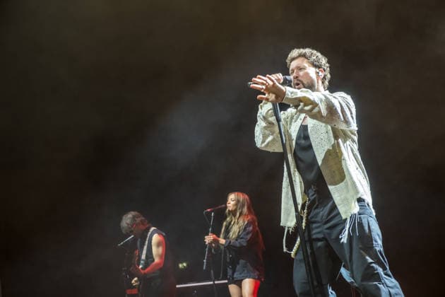 Calum Scott tritt am 3. Juni 2026 im Rahmen seiner The Avenoir Tour in der QUARTERBACK Immobilien ARENA in Leipzig auf. Rund 4.500 Zuschauer verfolgten das Konzert des britischen Sängers und Songwriters, der unter anderem die Hits You Are The Reason, Dancing On My Own, Biblical und No Matter What sowie aktuelle Songs seines neuen Albums präsentierte. Bekannt wurde Scott 2015 durch seine Teilnahme an der britischen Castingshow Britain™s Got Talent, wo er mit seiner Interpretation von Dancing On My Own den Golden Buzzer erhielt und international Aufmerksamkeit erlangte. Calum Scott Leipzig *** Calum Scott performs at the QUARTERBACK Immobilien ARENA in Leipzig on June 3, 2026 as part of his The Av