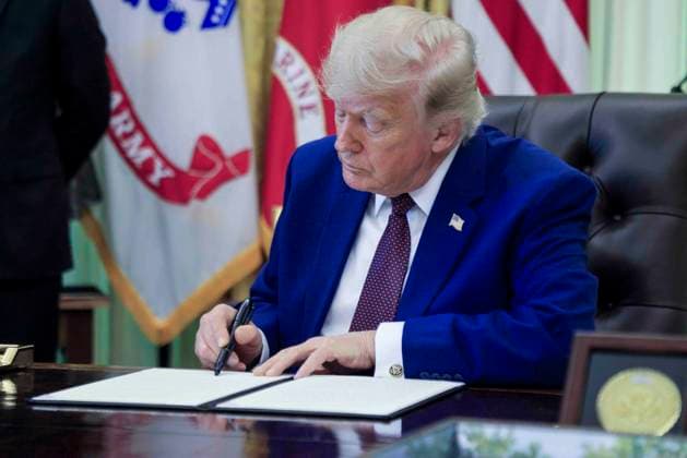 US President Donald J. Trump takes questions from the news media during an executive order signing ceremony US President Donald J. Trump signs an an executive order during a ceremony ceremony in the Oval Office of the White House in Washington, DC, USA, 03 June 2026. President Trump signed executive orders on the federal workforce and immigration. WASHINGTON DISTRICT OF COLUMBIA United States  Copyright: xPool ABACAx