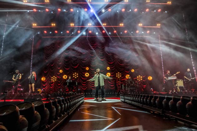 Calum Scott tritt am 3. Juni 2026 im Rahmen seiner The Avenoir Tour in der QUARTERBACK Immobilien ARENA in Leipzig auf. Rund 4.500 Zuschauer verfolgten das Konzert des britischen Sängers und Songwriters, der unter anderem die Hits You Are The Reason, Dancing On My Own, Biblical und No Matter What sowie aktuelle Songs seines neuen Albums präsentierte. Bekannt wurde Scott 2015 durch seine Teilnahme an der britischen Castingshow Britain™s Got Talent, wo er mit seiner Interpretation von Dancing On My Own den Golden Buzzer erhielt und international Aufmerksamkeit erlangte. Calum Scott Leipzig *** Calum Scott performs at the QUARTERBACK Immobilien ARENA in Leipzig on June 3, 2026 as part of his The Av