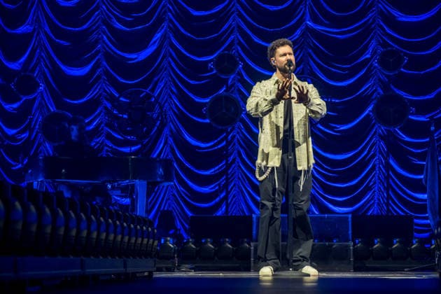 Calum Scott tritt am 3. Juni 2026 im Rahmen seiner The Avenoir Tour in der QUARTERBACK Immobilien ARENA in Leipzig auf. Rund 4.500 Zuschauer verfolgten das Konzert des britischen Sängers und Songwriters, der unter anderem die Hits You Are The Reason, Dancing On My Own, Biblical und No Matter What sowie aktuelle Songs seines neuen Albums präsentierte. Bekannt wurde Scott 2015 durch seine Teilnahme an der britischen Castingshow Britain™s Got Talent, wo er mit seiner Interpretation von Dancing On My Own den Golden Buzzer erhielt und international Aufmerksamkeit erlangte. Calum Scott Leipzig *** Calum Scott performs at the QUARTERBACK Immobilien ARENA in Leipzig on June 3, 2026 as part of his The Av