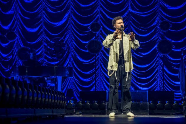 Calum Scott tritt am 3. Juni 2026 im Rahmen seiner The Avenoir Tour in der QUARTERBACK Immobilien ARENA in Leipzig auf. Rund 4.500 Zuschauer verfolgten das Konzert des britischen Sängers und Songwriters, der unter anderem die Hits You Are The Reason, Dancing On My Own, Biblical und No Matter What sowie aktuelle Songs seines neuen Albums präsentierte. Bekannt wurde Scott 2015 durch seine Teilnahme an der britischen Castingshow Britain™s Got Talent, wo er mit seiner Interpretation von Dancing On My Own den Golden Buzzer erhielt und international Aufmerksamkeit erlangte. Calum Scott Leipzig *** Calum Scott performs at the QUARTERBACK Immobilien ARENA in Leipzig on June 3, 2026 as part of his The Av