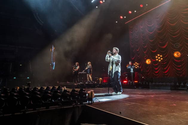 Calum Scott tritt am 3. Juni 2026 im Rahmen seiner The Avenoir Tour in der QUARTERBACK Immobilien ARENA in Leipzig auf. Rund 4.500 Zuschauer verfolgten das Konzert des britischen Sängers und Songwriters, der unter anderem die Hits You Are The Reason, Dancing On My Own, Biblical und No Matter What sowie aktuelle Songs seines neuen Albums präsentierte. Bekannt wurde Scott 2015 durch seine Teilnahme an der britischen Castingshow Britain™s Got Talent, wo er mit seiner Interpretation von Dancing On My Own den Golden Buzzer erhielt und international Aufmerksamkeit erlangte. Calum Scott Leipzig *** Calum Scott performs at the QUARTERBACK Immobilien ARENA in Leipzig on June 3, 2026 as part of his The Av