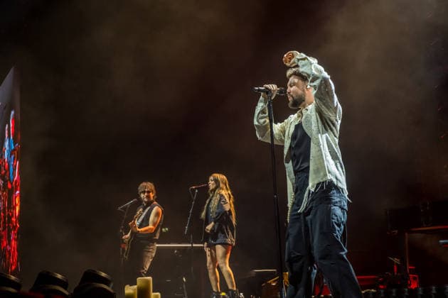 Calum Scott tritt am 3. Juni 2026 im Rahmen seiner The Avenoir Tour in der QUARTERBACK Immobilien ARENA in Leipzig auf. Rund 4.500 Zuschauer verfolgten das Konzert des britischen Sängers und Songwriters, der unter anderem die Hits You Are The Reason, Dancing On My Own, Biblical und No Matter What sowie aktuelle Songs seines neuen Albums präsentierte. Bekannt wurde Scott 2015 durch seine Teilnahme an der britischen Castingshow Britain™s Got Talent, wo er mit seiner Interpretation von Dancing On My Own den Golden Buzzer erhielt und international Aufmerksamkeit erlangte. Calum Scott Leipzig *** Calum Scott performs at the QUARTERBACK Immobilien ARENA in Leipzig on June 3, 2026 as part of his The Av