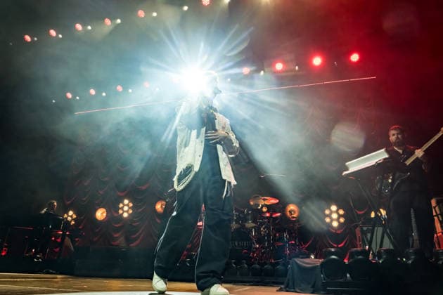 Calum Scott tritt am 3. Juni 2026 im Rahmen seiner The Avenoir Tour in der QUARTERBACK Immobilien ARENA in Leipzig auf. Rund 4.500 Zuschauer verfolgten das Konzert des britischen Sängers und Songwriters, der unter anderem die Hits You Are The Reason, Dancing On My Own, Biblical und No Matter What sowie aktuelle Songs seines neuen Albums präsentierte. Bekannt wurde Scott 2015 durch seine Teilnahme an der britischen Castingshow Britain™s Got Talent, wo er mit seiner Interpretation von Dancing On My Own den Golden Buzzer erhielt und international Aufmerksamkeit erlangte. Calum Scott Leipzig *** Calum Scott performs at the QUARTERBACK Immobilien ARENA in Leipzig on June 3, 2026 as part of his The Av