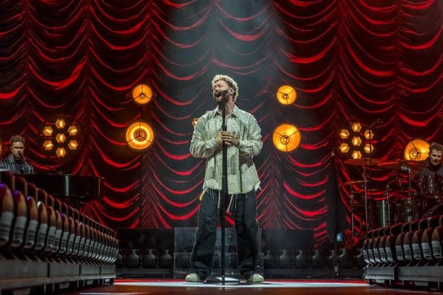 Calum Scott tritt am 3. Juni 2026 im Rahmen seiner The Avenoir Tour in der QUARTERBACK Immobilien ARENA in Leipzig auf. Rund 4.500 Zuschauer verfolgten das Konzert des britischen Sängers und Songwriters, der unter anderem die Hits You Are The Reason, Dancing On My Own, Biblical und No Matter What sowie aktuelle Songs seines neuen Albums präsentierte. Bekannt wurde Scott 2015 durch seine Teilnahme an der britischen Castingshow Britain™s Got Talent, wo er mit seiner Interpretation von Dancing On My Own den Golden Buzzer erhielt und international Aufmerksamkeit erlangte. Calum Scott Leipzig *** Calum Scott performs at the QUARTERBACK Immobilien ARENA in Leipzig on June 3, 2026 as part of his The Av