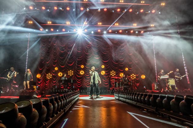 Calum Scott tritt am 3. Juni 2026 im Rahmen seiner The Avenoir Tour in der QUARTERBACK Immobilien ARENA in Leipzig auf. Rund 4.500 Zuschauer verfolgten das Konzert des britischen Sängers und Songwriters, der unter anderem die Hits You Are The Reason, Dancing On My Own, Biblical und No Matter What sowie aktuelle Songs seines neuen Albums präsentierte. Bekannt wurde Scott 2015 durch seine Teilnahme an der britischen Castingshow Britain™s Got Talent, wo er mit seiner Interpretation von Dancing On My Own den Golden Buzzer erhielt und international Aufmerksamkeit erlangte. Calum Scott Leipzig *** Calum Scott performs at the QUARTERBACK Immobilien ARENA in Leipzig on June 3, 2026 as part of his The Av