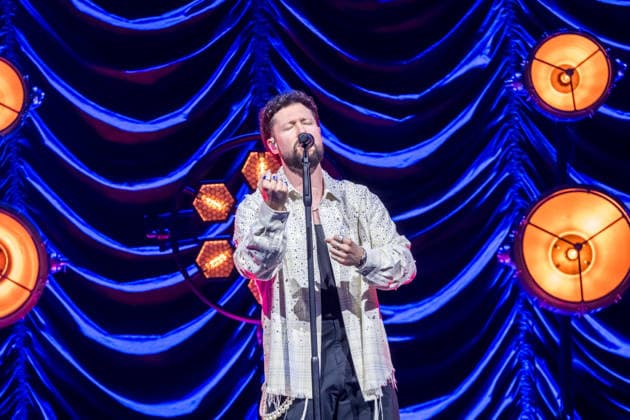 Calum Scott tritt am 3. Juni 2026 im Rahmen seiner The Avenoir Tour in der QUARTERBACK Immobilien ARENA in Leipzig auf. Rund 4.500 Zuschauer verfolgten das Konzert des britischen Sängers und Songwriters, der unter anderem die Hits You Are The Reason, Dancing On My Own, Biblical und No Matter What sowie aktuelle Songs seines neuen Albums präsentierte. Bekannt wurde Scott 2015 durch seine Teilnahme an der britischen Castingshow Britain™s Got Talent, wo er mit seiner Interpretation von Dancing On My Own den Golden Buzzer erhielt und international Aufmerksamkeit erlangte. Calum Scott Leipzig *** Calum Scott performs at the QUARTERBACK Immobilien ARENA in Leipzig on June 3, 2026 as part of his The Av