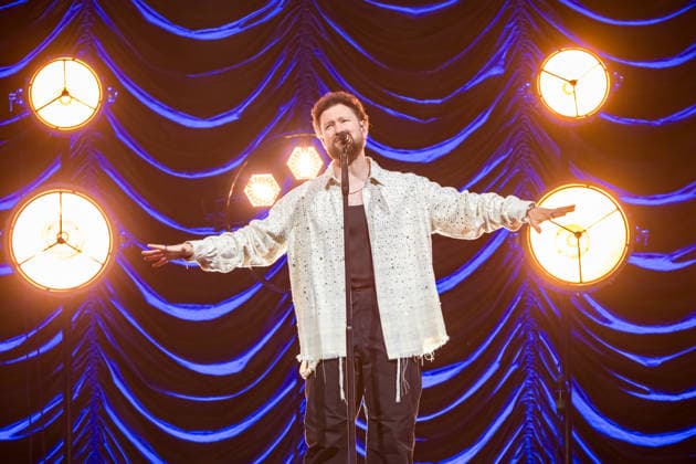 Calum Scott tritt am 3. Juni 2026 im Rahmen seiner The Avenoir Tour in der QUARTERBACK Immobilien ARENA in Leipzig auf. Rund 4.500 Zuschauer verfolgten das Konzert des britischen Sängers und Songwriters, der unter anderem die Hits You Are The Reason, Dancing On My Own, Biblical und No Matter What sowie aktuelle Songs seines neuen Albums präsentierte. Bekannt wurde Scott 2015 durch seine Teilnahme an der britischen Castingshow Britain™s Got Talent, wo er mit seiner Interpretation von Dancing On My Own den Golden Buzzer erhielt und international Aufmerksamkeit erlangte. Calum Scott Leipzig *** Calum Scott performs at the QUARTERBACK Immobilien ARENA in Leipzig on June 3, 2026 as part of his The Av