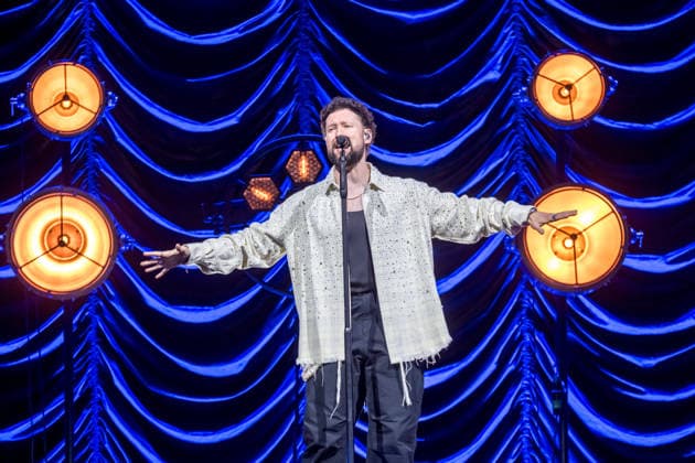 Calum Scott tritt am 3. Juni 2026 im Rahmen seiner The Avenoir Tour in der QUARTERBACK Immobilien ARENA in Leipzig auf. Rund 4.500 Zuschauer verfolgten das Konzert des britischen Sängers und Songwriters, der unter anderem die Hits You Are The Reason, Dancing On My Own, Biblical und No Matter What sowie aktuelle Songs seines neuen Albums präsentierte. Bekannt wurde Scott 2015 durch seine Teilnahme an der britischen Castingshow Britain™s Got Talent, wo er mit seiner Interpretation von Dancing On My Own den Golden Buzzer erhielt und international Aufmerksamkeit erlangte. Calum Scott Leipzig *** Calum Scott performs at the QUARTERBACK Immobilien ARENA in Leipzig on June 3, 2026 as part of his The Av