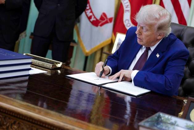 US President Donald J. Trump takes questions from the news media during an executive order signing ceremony US President Donald J. Trump signs an executive order during a ceremony in the Oval Office of the White House in Washington, DC, USA, 03 June 2026. President Trump signed executive orders on the federal workforce and immigration. WASHINGTON DISTRICT OF COLUMBIA United States  Copyright: xPool ABACAx