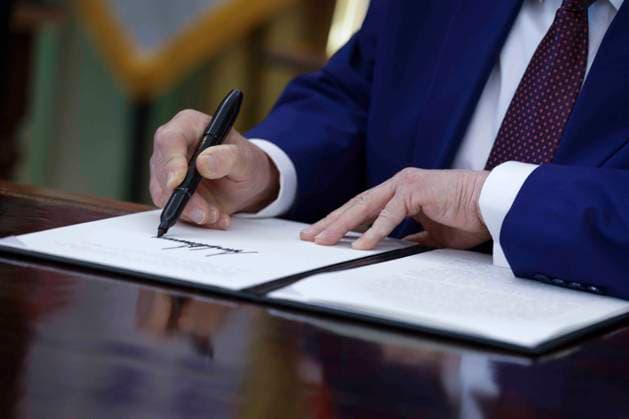 US President Donald J. Trump takes questions from the news media during an executive order signing ceremony US President Donald J. Trump signs an executive order during a ceremony in the Oval Office of the White House in Washington, DC, USA, 03 June 2026. President Trump signed executive orders on the federal workforce and immigration. WASHINGTON DISTRICT OF COLUMBIA United States  Copyright: xPool ABACAx