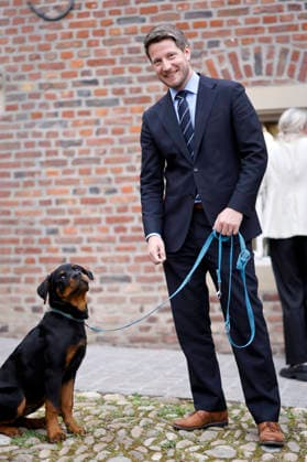 Politiker Dr. Martin Vincentz (AfD) mit Rottweiler Krümel auf der Großveranstaltung Zukunft NRW- Zukunft AFD! des AFD-Kreisverband Düren auf Schloss Burgau. Düren, 03.06.2026 NRW Deutschland *** Politician Dr Martin Vincentz AfD with Rottweiler Krümel at the big event Zukunft NRW Zukunft AFD of the AFD Kreisverband Düren at Schloss Burgau Düren, 03 06 2026 NRW Germany Copyright: xChristophxHardtx