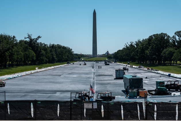 June 3, 2026, Washington, Dc, United States: Workers put the finishing touches on the Lincoln Memorial Reflecting Pool in Washington, D.C. on June 3, 2026. President Trump announced that the reflecting pool renovation will be completed today. Washington United States - ZUMAl312 20260603_znp_l312_008 Copyright: xAndrewxLeydenx