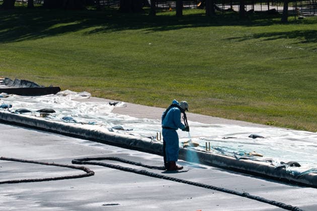 June 3, 2026, Washington, Dc, United States: Workers put the finishing touches on the Lincoln Memorial Reflecting Pool in Washington, D.C. on June 3, 2026. President Trump announced that the reflecting pool renovation will be completed today. Washington United States - ZUMAl312 20260603_znp_l312_009 Copyright: xAndrewxLeydenx