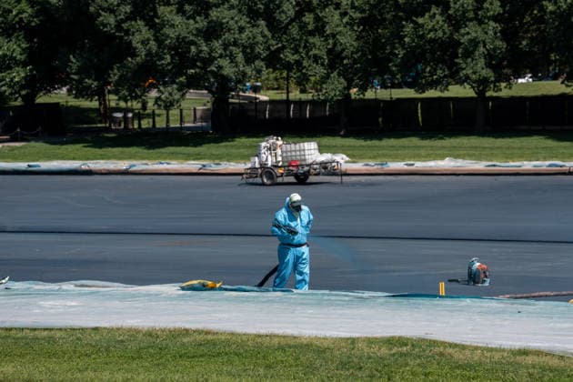 June 3, 2026, Washington, Dc, United States: Workers put the finishing touches on the Lincoln Memorial Reflecting Pool in Washington, D.C. on June 3, 2026. President Trump announced that the reflecting pool renovation will be completed today. Washington United States - ZUMAl312 20260603_znp_l312_014 Copyright: xAndrewxLeydenx