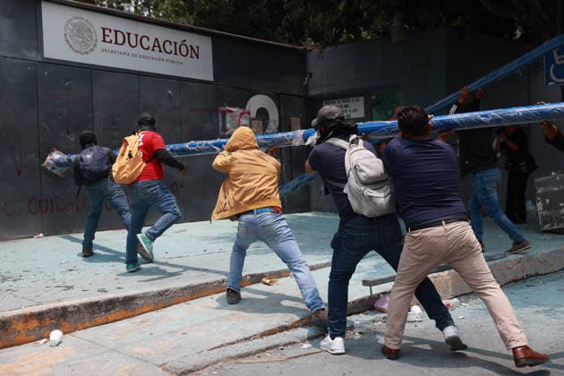 CNTE teachers hold third day of protests in Mexico City after declaring indefinite national strike MEXICO CITY, MEXICO - JUNE 03: Demonstrators attempt to breach one of the entrances of the Mexico s Education Ministry building during a protest by CNTE teachers, in Mexico City, Mexico on June 03, 2026. Members of National Coordination of Education Workers (CNTE) forced their way into Mexico s Education Ministry building, causing damage to the facilities, as part of the third day of protests following the declaration of a national strike. Daniel Cardenas Anadolu Mexico City Mexico. Editorial use only. Please get in touch for any other usage.  Copyright: x2026xAnadoluxDanielxCardenasx