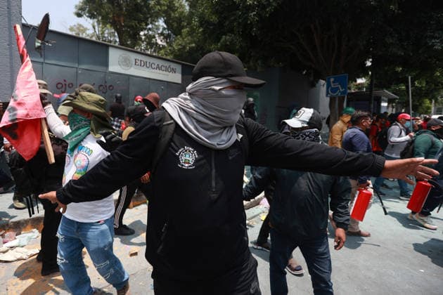CNTE teachers hold third day of protests in Mexico City after declaring indefinite national strike MEXICO CITY, MEXICO - JUNE 03: Demonstrators attempt to breach one of the entrances of the Mexico s Education Ministry building during a protest by CNTE teachers, in Mexico City, Mexico on June 03, 2026. Members of National Coordination of Education Workers (CNTE) forced their way into Mexico s Education Ministry building, causing damage to the facilities, as part of the third day of protests following the declaration of a national strike. Daniel Cardenas Anadolu Mexico City Mexico. Editorial use only. Please get in touch for any other usage.  Copyright: x2026xAnadoluxDanielxCardenasx