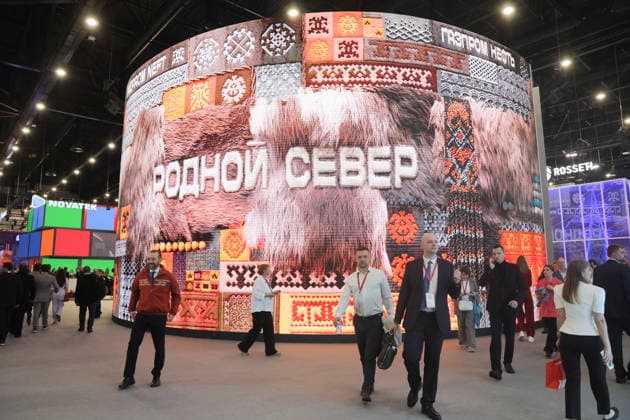 (260603) -- ST. PETERSBURG, June 3, 2026 -- People visit the exhibition hall at the 29th St. Petersburg International Economic Forum in St. Petersburg, Russia, June 3, 2026. The 29th St. Petersburg International Economic Forum opens on June 3, 2026, bringing together about 20,000 representatives from political, business and academic circles from more than 100 countries and territories. Launched in 1997, the St. Petersburg International Economic Forum has grown into one of Russia s most important international economic forums. (Photo by Irina Motina Xinhua) RUSSIA-ST. PETERSBURG-ECONOMIC FORUM ChenxChang 