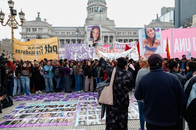 Argentina: Ni Una Menos March The Ni Una Menos (Not One Less) movement is marking its day of collective action against gender-based violence with a march to Parliament. The first mass march took place on 3 June 2015 to protest against femicide and gender-based violence. Today, the protests highlight the alarming rate of femicides, institutional failures in prevention and the search for victims, and the dismantling of public policies. Buenos Aires Argentina Copyright: xImagoxImages EstebanxOsoriox _52A9662