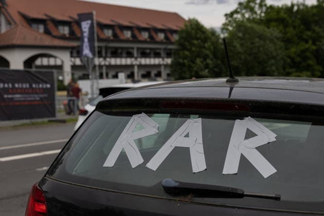 Rock am Ring 2026 auf dem Nürburgring - 03.06.26 RAR auf der Heckscheibe. Ein klassisches Erscheinungsbild. Erster Anreisetag am Mittwoch, 03.06.2026, zu Rock am Ring 2026 am Nürburgring in der Eifel. Das dreitägige Musikfestival findet vom 5. bis 7. Juni 2026 statt und gehört zu den größten Open-Air-Festivals Deutschlands. Nürburg Nürburgring Rheinland-Pfalz Deutschland *** Rock am Ring 2026 at the Nürburgring 03 06 26 RAR on the rear window A classic appearance First day of arrival on Wednesday, 03 06 2026, for Rock am Ring 2026 at the Nürburgring in the Eifel The three-day music festival will take place from June 5 to 7, 2026 and is one of the largest open-air festivals in Germany Nürburg Nürburgring Rhineland-Palatinate Germany Copyright: xMarcxJohnx