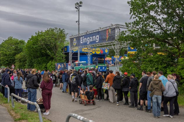 Rock am Ring 2026 auf dem Nürburgring - 03.06.26 Anstehen für den LIDL Rock Store - Erster Anreisetag am Mittwoch, 03.06.2026, zu Rock am Ring 2026 am Nürburgring in der Eifel. Das dreitägige Musikfestival findet vom 5. bis 7. Juni 2026 statt und gehört zu den größten Open-Air-Festivals Deutschlands. Nürburg Nürburgring Rheinland-Pfalz Deutschland *** Rock am Ring 2026 at the Nürburgring 03 06 26 Queue for the LIDL Rock Store First day of arrival on Wednesday, 03 06 2026, for Rock am Ring 2026 at the Nürburgring in the Eifel The three-day music festival will take place from June 5 to 7, 2026 and is one of the largest open-air festivals in Germany Nürburg Nürburgring Rhineland-Palatinate Germany Copyright: xMarcxJohnx