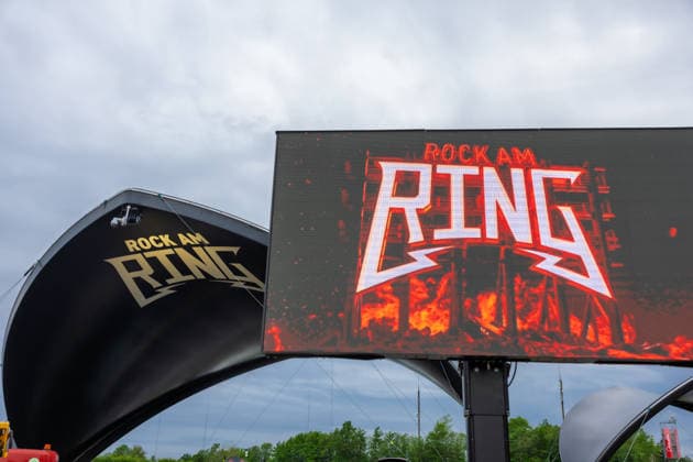 Rock am Ring 2026 auf dem Nürburgring - 03.06.26 Der noch geschlossene Haupteingang mit Info Screen - Erster Anreisetag am Mittwoch, 03.06.2026, zu Rock am Ring 2026 am Nürburgring in der Eifel. Das dreitägige Musikfestival findet vom 5. bis 7. Juni 2026 statt und gehört zu den größten Open-Air-Festivals Deutschlands. Nürburg Nürburgring Rheinland-Pfalz Deutschland *** Rock am Ring 2026 at the Nürburgring 03 06 26 The still closed main entrance with info screen First day of arrival on Wednesday, 03 06 2026, to Rock am Ring 2026 at the Nürburgring in the Eifel The three-day music festival will take place from June 5 to 7, 2026 and is one of the largest open air festivals in Germany Nürburg Nürburgring Rhineland-Palatinate Germany Copyright: xMarcxJohnx