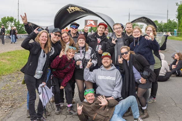 Rock am Ring 2026 auf dem Nürburgring - 03.06.26 Fangruppe vor dem Haupteingang - Erster Anreisetag am Mittwoch, 03.06.2026, zu Rock am Ring 2026 am Nürburgring in der Eifel. Das dreitägige Musikfestival findet vom 5. bis 7. Juni 2026 statt und gehört zu den größten Open-Air-Festivals Deutschlands. Nürburg Nürburgring Rheinland-Pfalz Deutschland *** Rock am Ring 2026 at the Nürburgring 03 06 26 Fan group in front of the main entrance First day of arrival on Wednesday, 03 06 2026, to Rock am Ring 2026 at the Nürburgring in the Eifel The three-day music festival will take place from June 5 to 7, 2026 and is one of the largest open-air festivals in Germany Nürburg Nürburgring Rhineland-Palatinate Germany Copyright: xMarcxJohnx