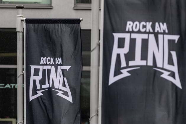 Rock am Ring 2026 auf dem Nürburgring - 03.06.26 Fahnen mit ROCK AM RING Logo - Erster Anreisetag am Mittwoch, 03.06.2026, zu Rock am Ring 2026 am Nürburgring in der Eifel. Das dreitägige Musikfestival findet vom 5. bis 7. Juni 2026 statt und gehört zu den größten Open-Air-Festivals Deutschlands. Nürburg Nürburgring Rheinland-Pfalz Deutschland *** Rock am Ring 2026 at the Nürburgring 03 06 26 Flags with ROCK AM RING logo First day of arrival on Wednesday, 03 06 2026, to Rock am Ring 2026 at the Nürburgring in the Eifel The three-day music festival will take place from June 5 to 7, 2026 and is one of the largest open air festivals in Germany Nürburg Nürburgring Rhineland-Palatinate Germany Copyright: xMarcxJohnx