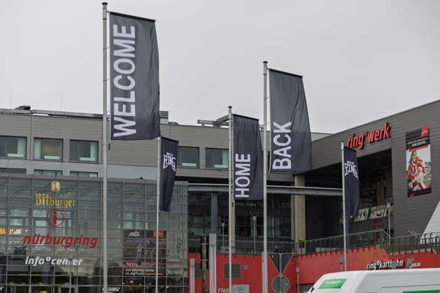 Rock am Ring 2026 auf dem Nürburgring - 03.06.26 Fahnen WELCOME BACK HOME samt Logo - Erster Anreisetag am Mittwoch, 03.06.2026, zu Rock am Ring 2026 am Nürburgring in der Eifel. Das dreitägige Musikfestival findet vom 5. bis 7. Juni 2026 statt und gehört zu den größten Open-Air-Festivals Deutschlands. Nürburg Nürburgring Rheinland-Pfalz Deutschland *** Rock am Ring 2026 at the Nürburgring 03 06 26 Flags WELCOME BACK HOME including logo First day of arrival on Wednesday, 03 06 2026, for Rock am Ring 2026 at the Nürburgring in the Eifel The three-day music festival will take place from June 5 to 7, 2026 and is one of the largest open-air festivals in Germany Nürburg Nürburgring Rhineland-Palatinate Germany Copyright: xMarcxJohnx